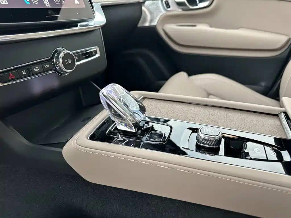 Volvo XC90 PHEV — миниатюра 16