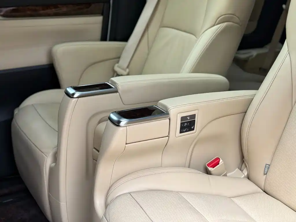 Toyota Alphard — миниатюра 12