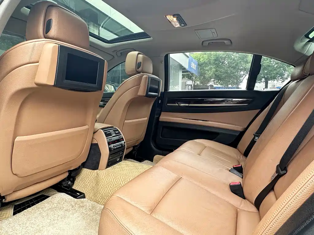 BMW 7 Series — миниатюра 8
