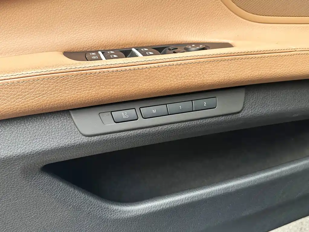 BMW 7 Series — миниатюра 11