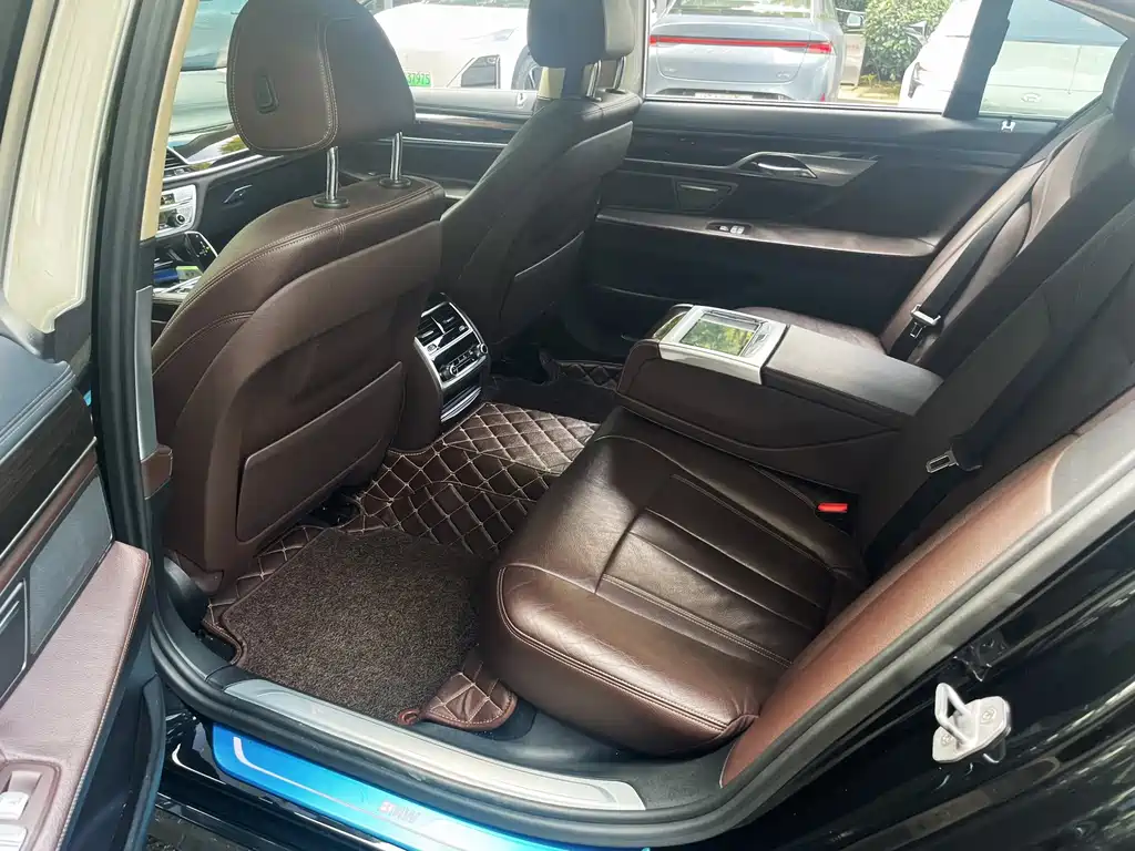 BMW 7 Series — миниатюра 6