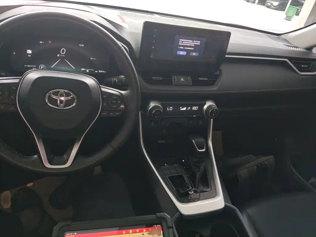 Toyota RAV4 — миниатюра 10