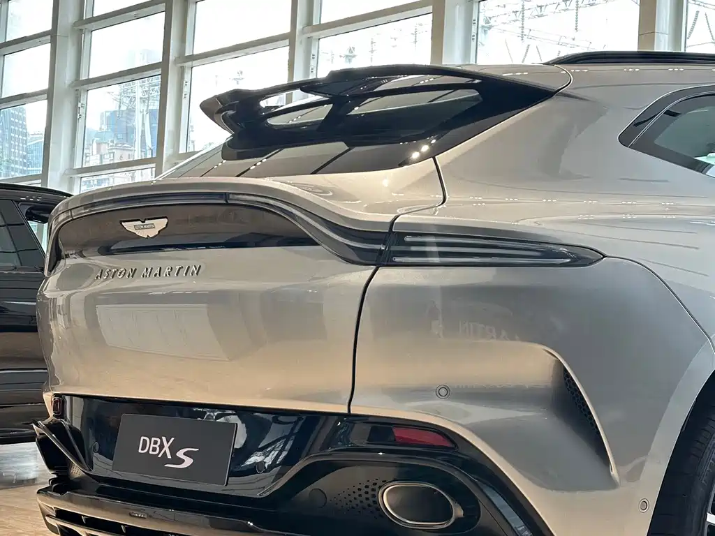 Aston Martin DBX — миниатюра 8