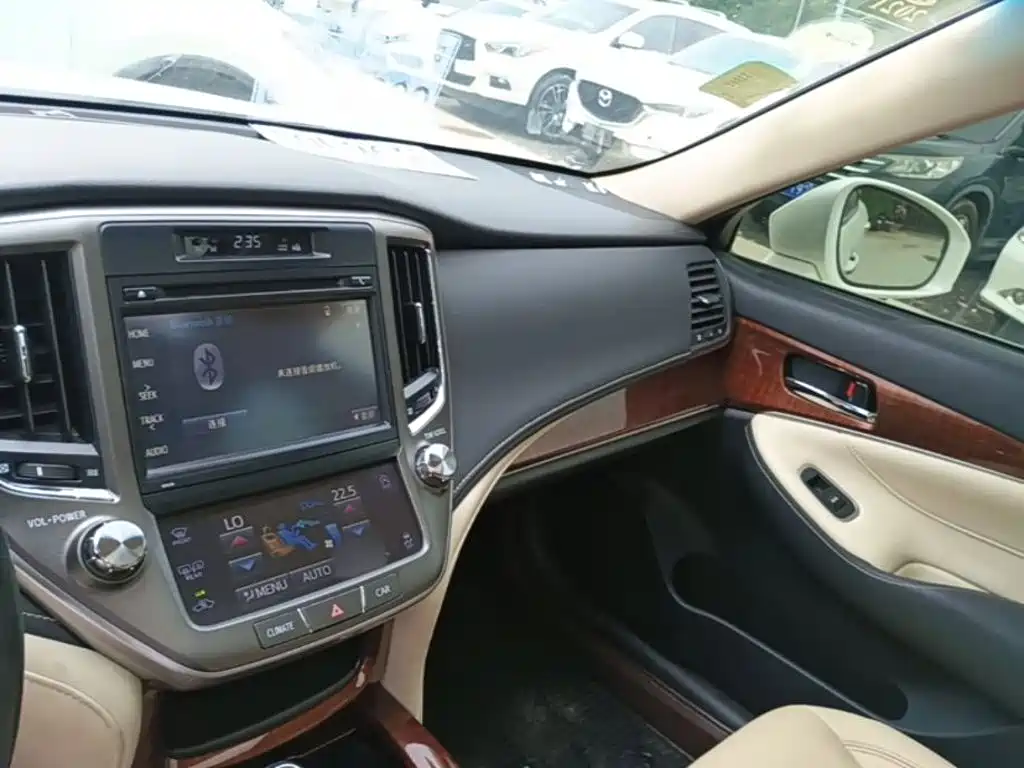 Toyota Crown — миниатюра 10