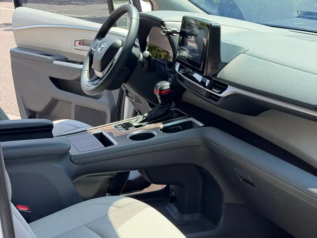 Toyota Sienna — миниатюра 18