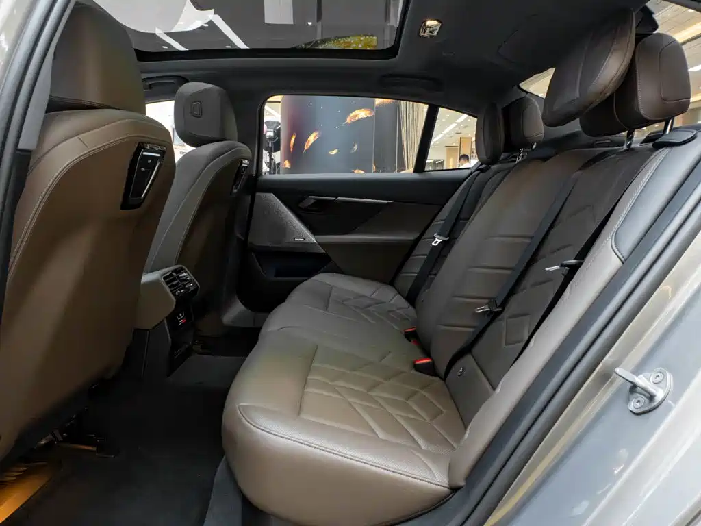 BMW 5 Series — миниатюра 29