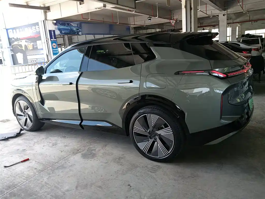 LYNK  & CO. 08 EM P