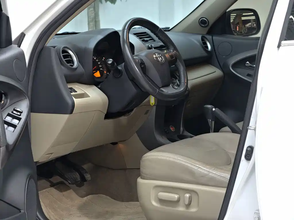 Toyota RAV4 — миниатюра 13