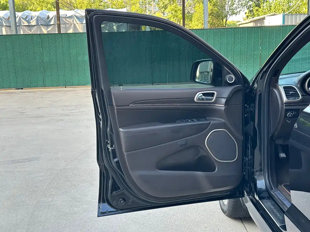 Jeep Grand Cherokee (Import) — миниатюра 16
