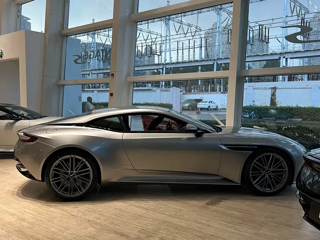 Aston Martin DB12 — миниатюра 3