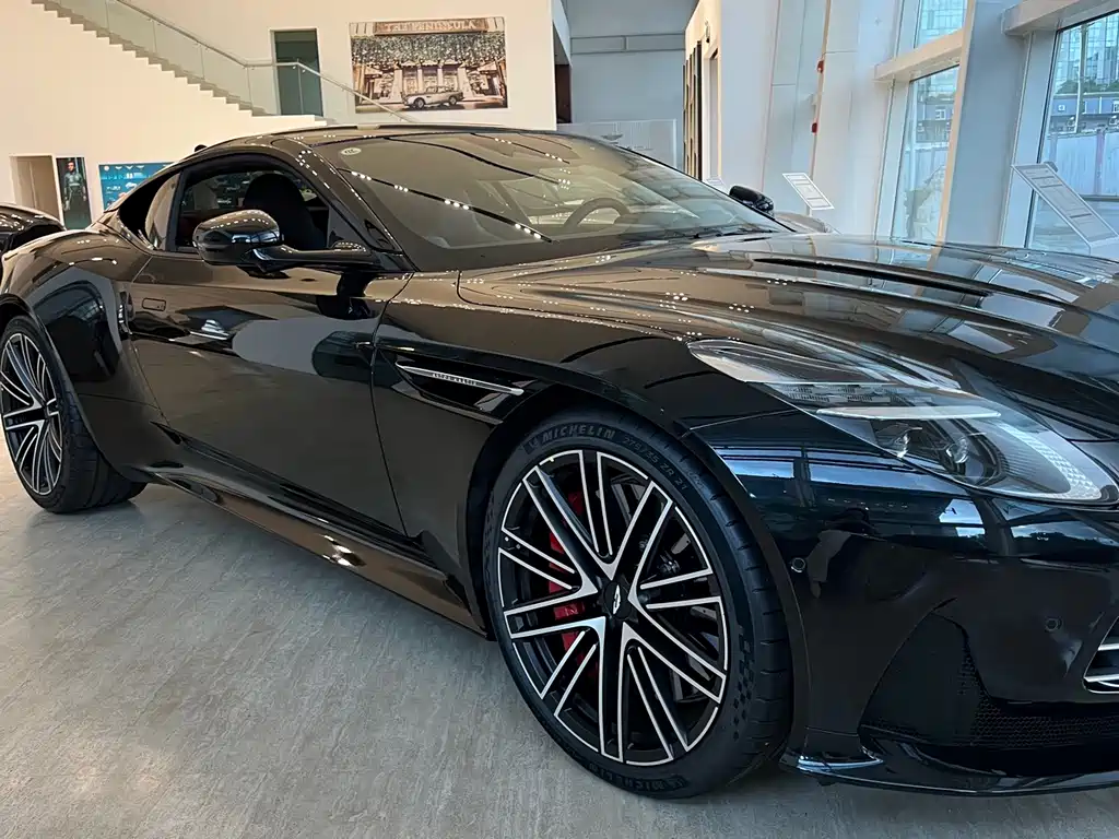 Aston Martin DB12 — миниатюра 2