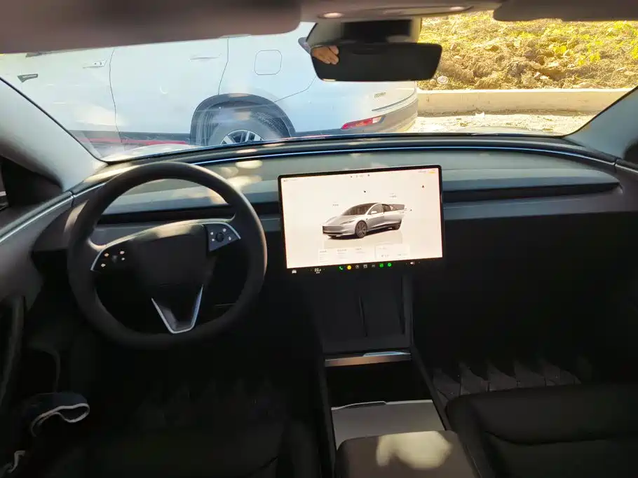 Tesla Model 3 — миниатюра 12