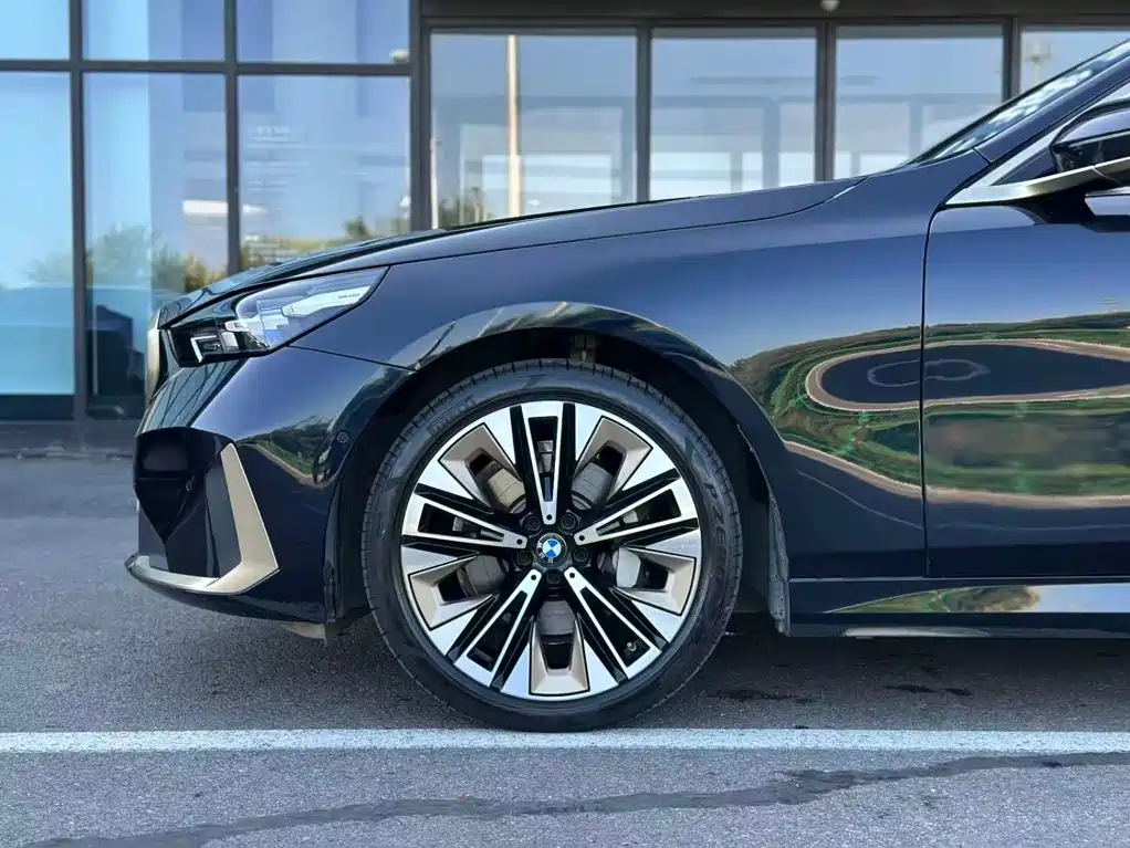 BMW 5 Series — миниатюра 5