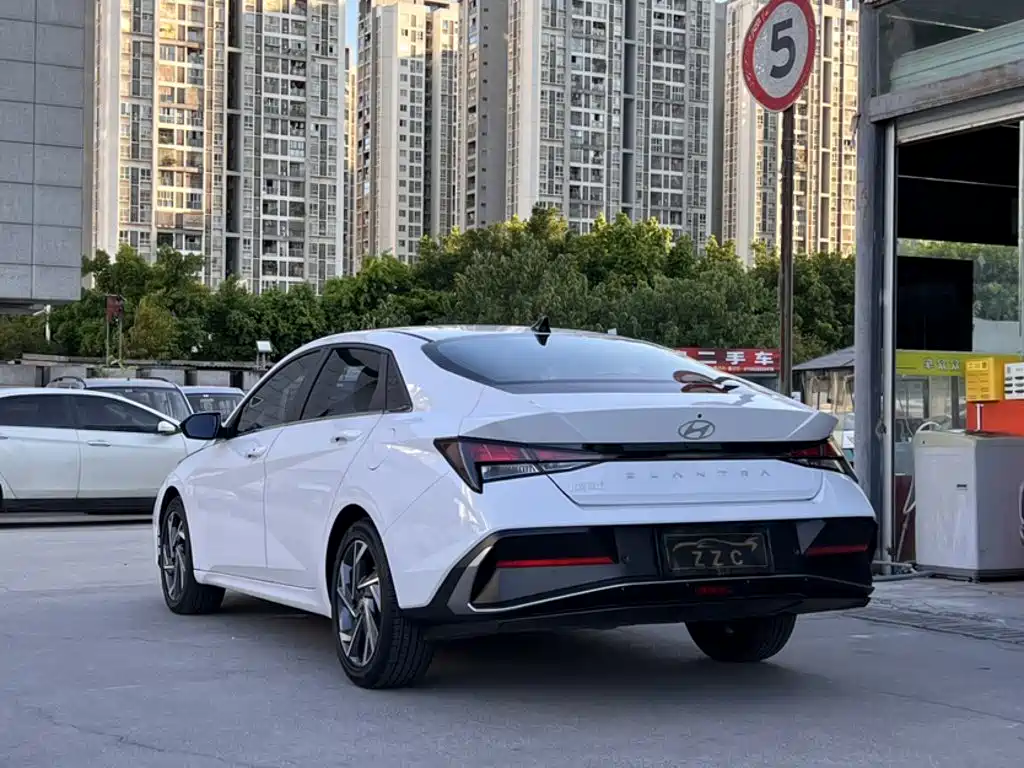 Hyundai Elantra — миниатюра 10