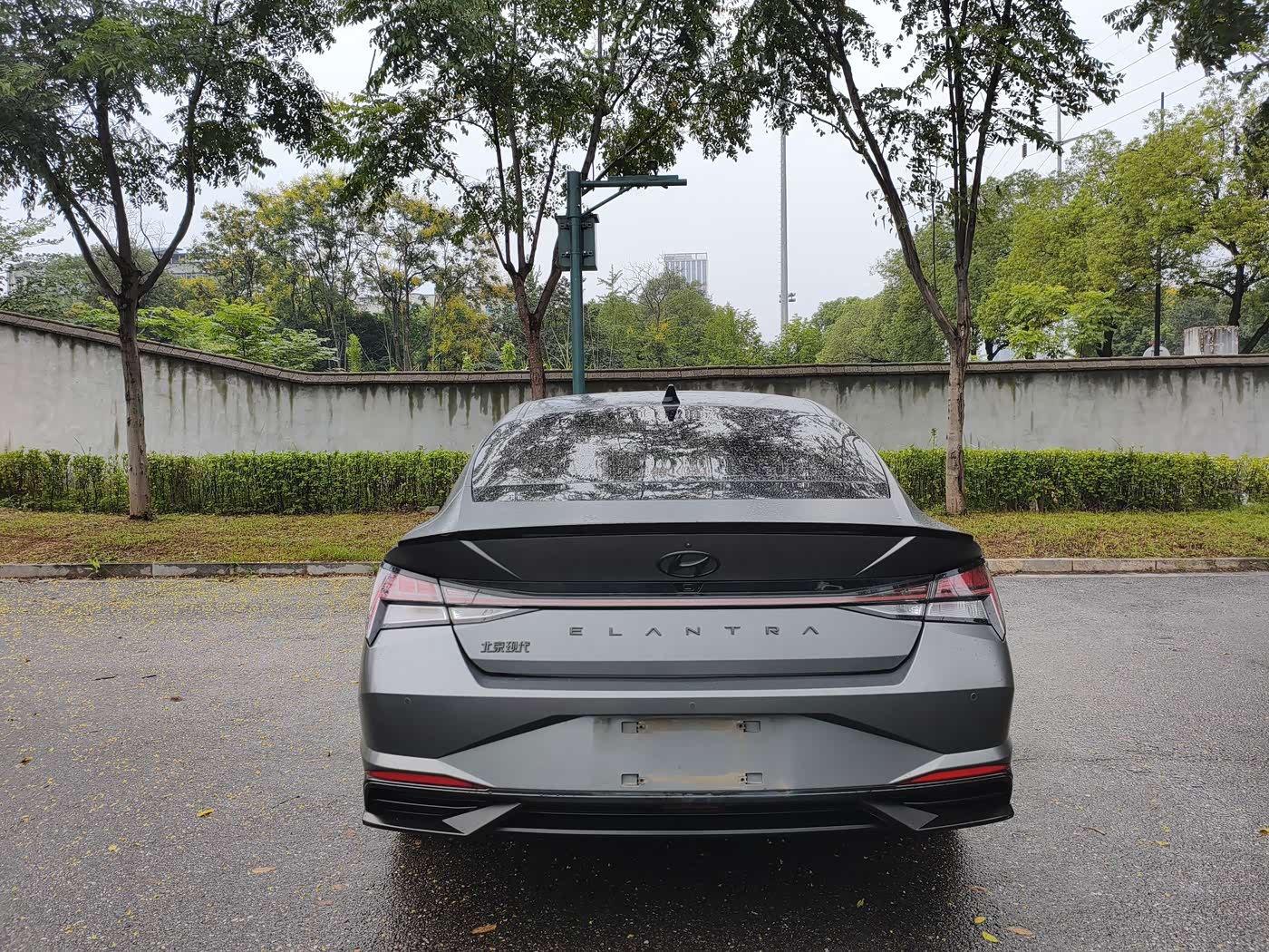 Hyundai Elantra 1.5 л 2023 г. Серебристо-серый, пробег 29000 км