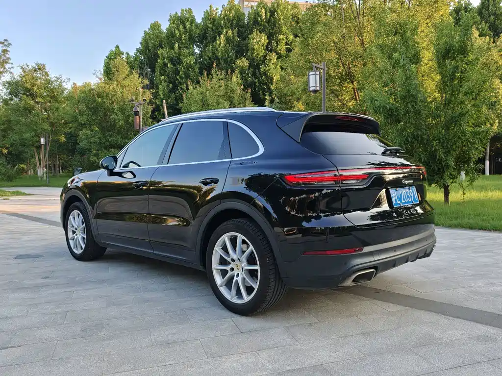 Porsche Cayenne — миниатюра 3