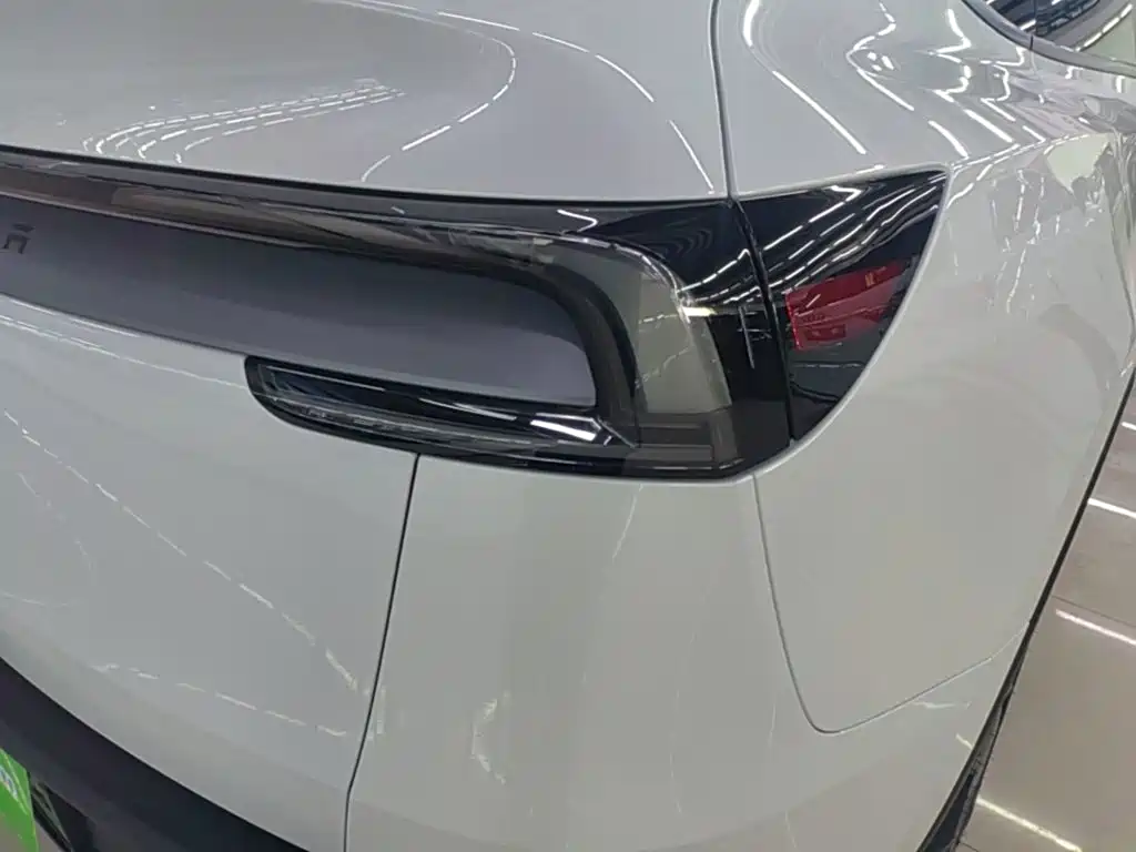 Tesla Model Y — миниатюра 8