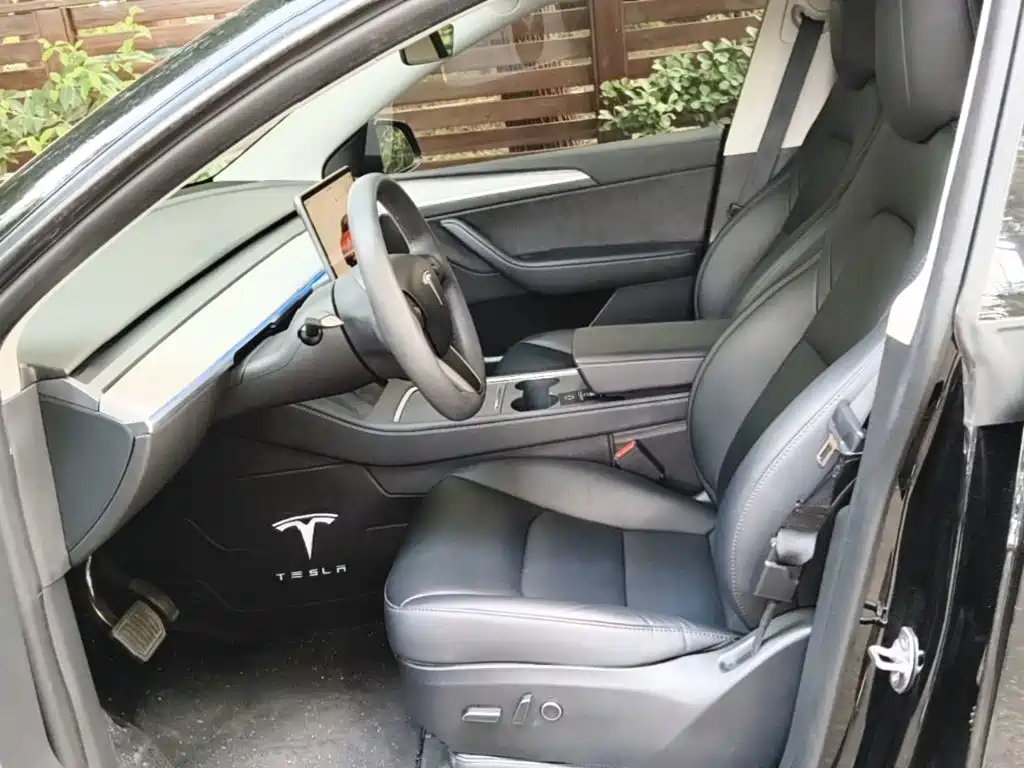 Tesla Model Y — миниатюра 15