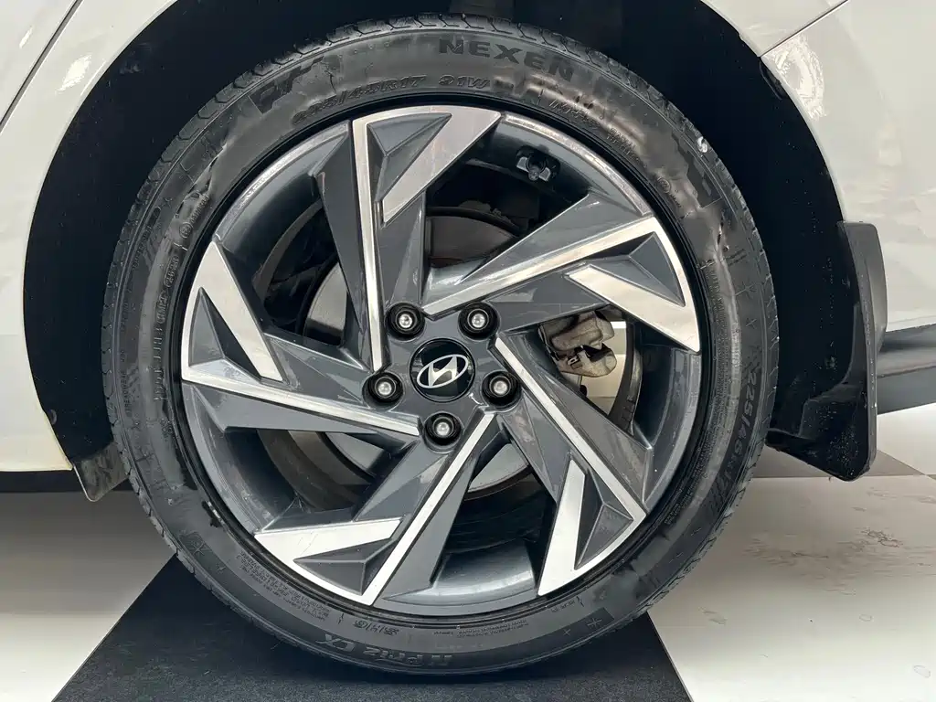 Hyundai Elantra — миниатюра 10