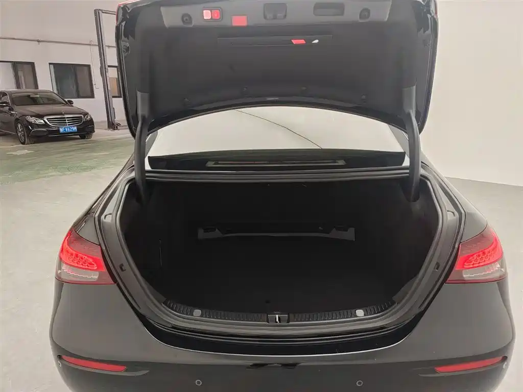 Mercedes-Benz E-Class — миниатюра 2