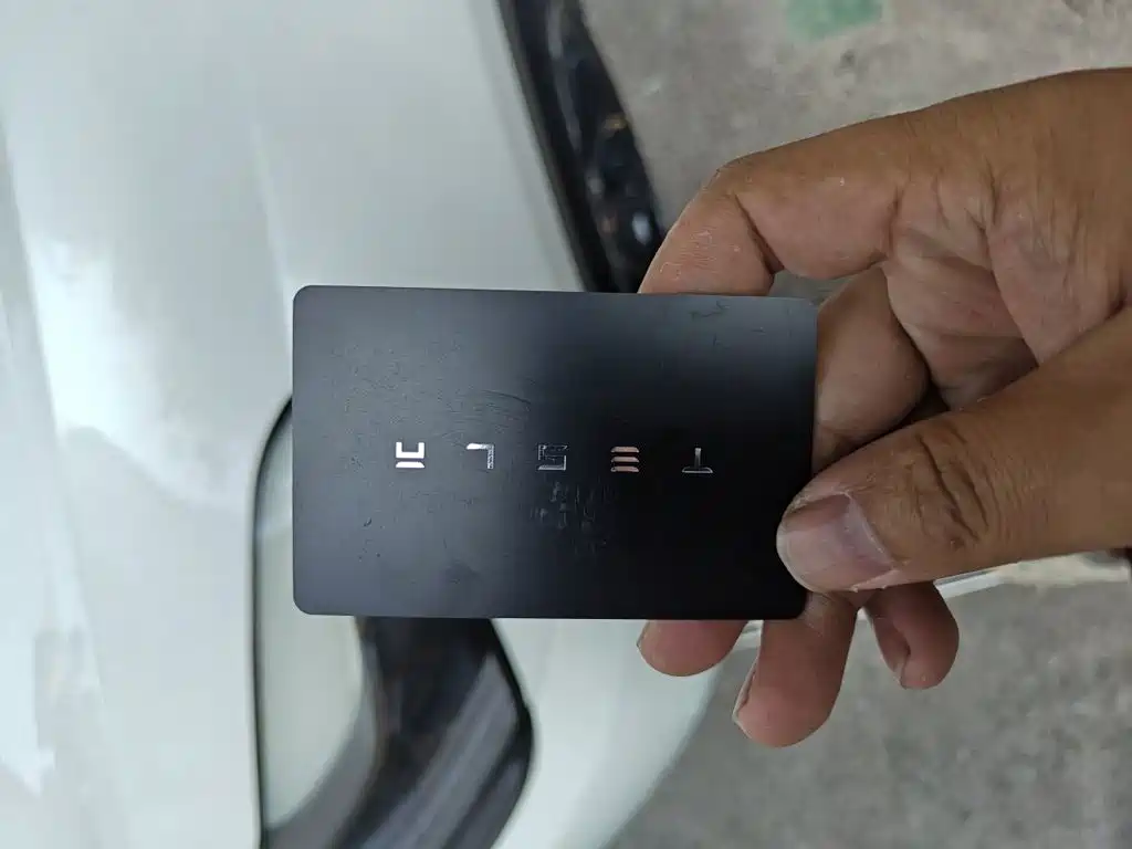 Tesla Model Y — миниатюра 9