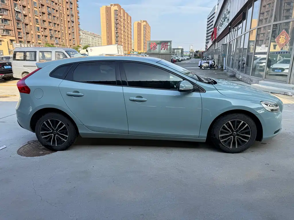 VOLVO  V40