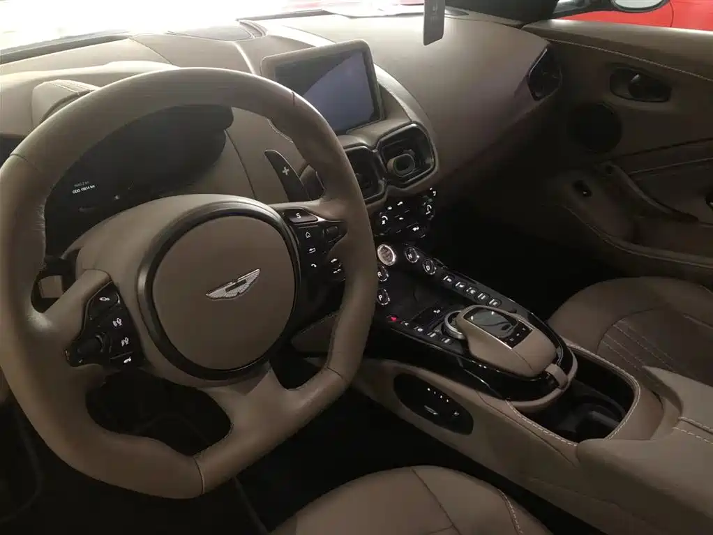 ASTON MARTIN V8 VANTAGE