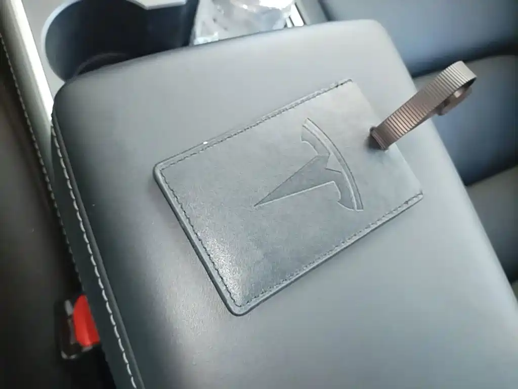 Tesla Model Y — миниатюра 9