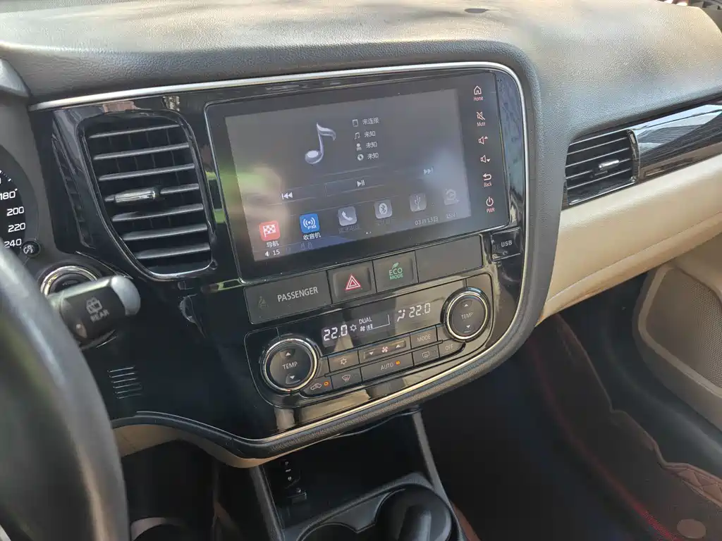 MITSUBISHI OUTLANDER