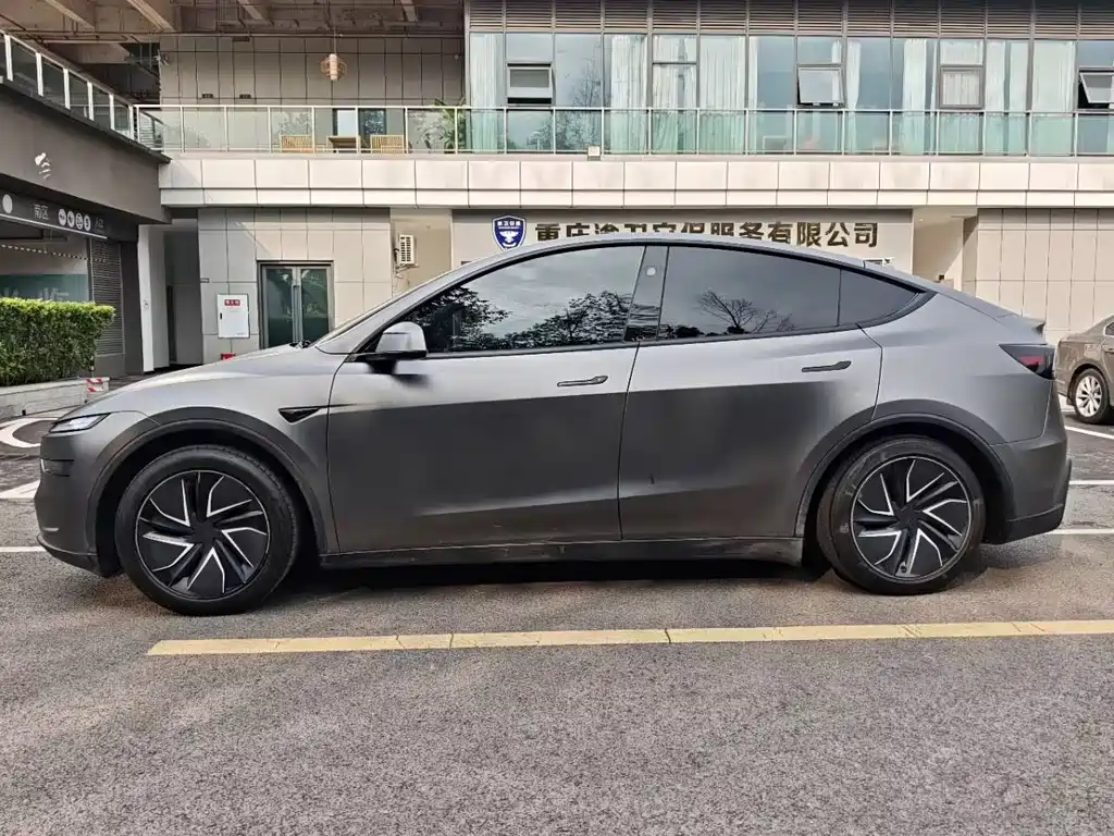 Tesla Model Y — миниатюра 30
