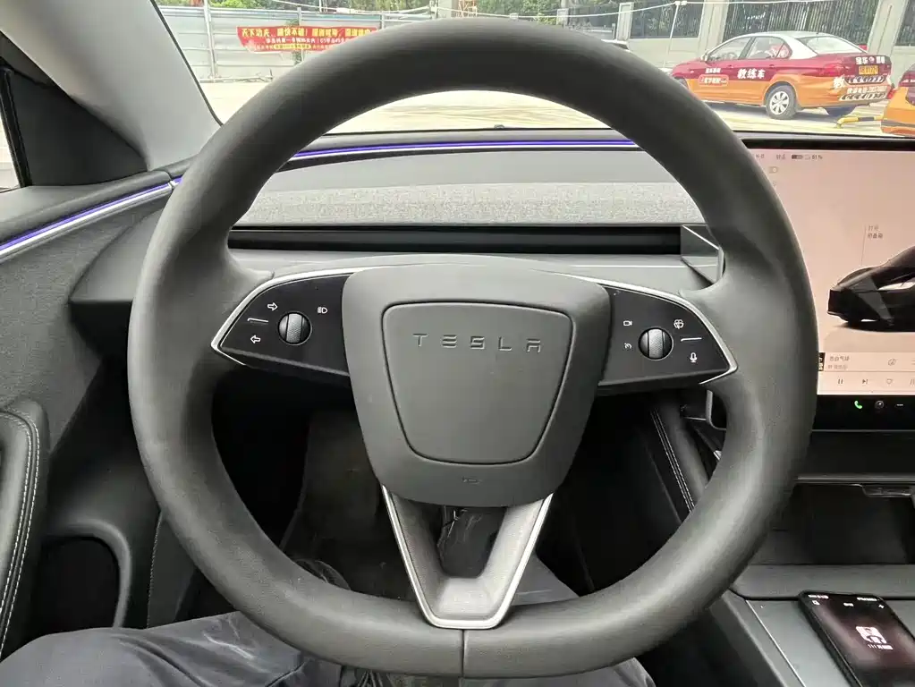 Tesla Model 3 — миниатюра 7