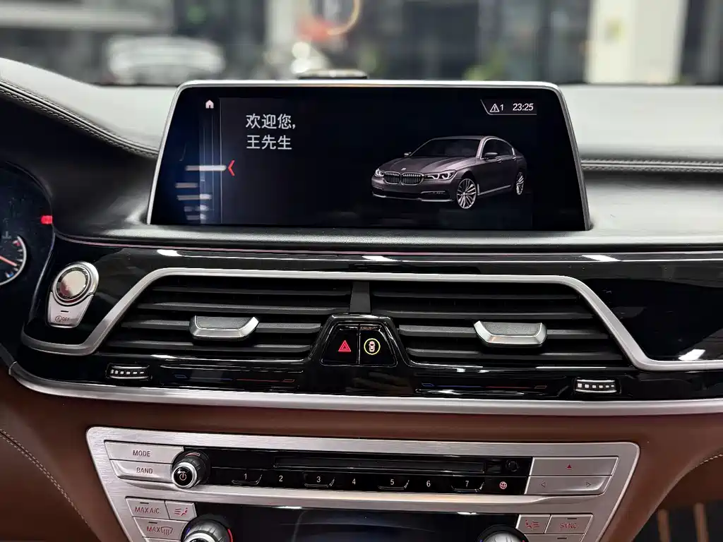 BMW 7 Series — миниатюра 9