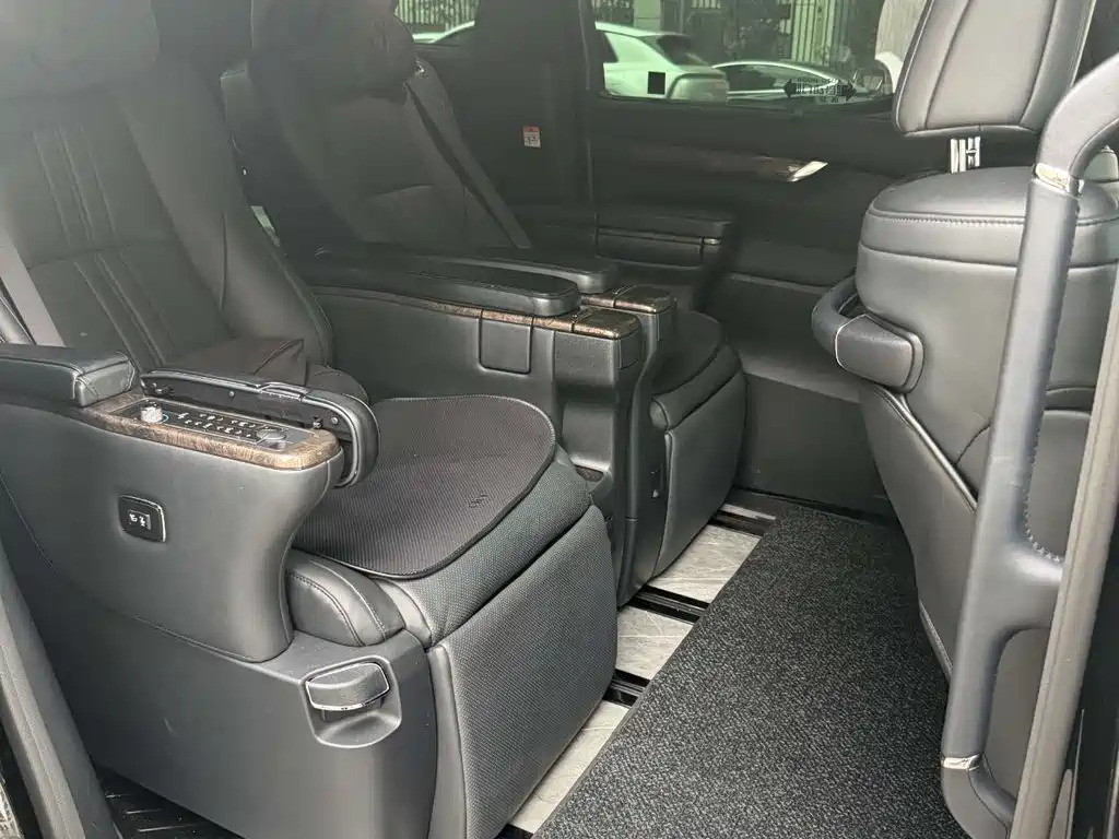 Toyota Vellfire — миниатюра 3