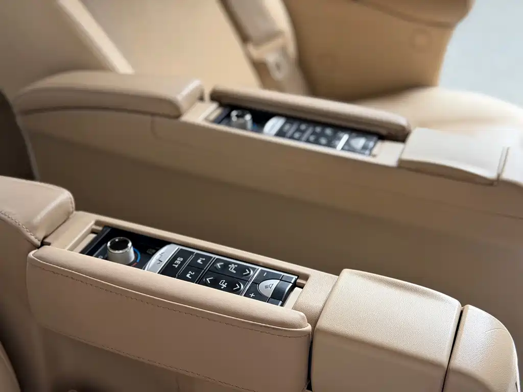 Toyota Alphard — миниатюра 11