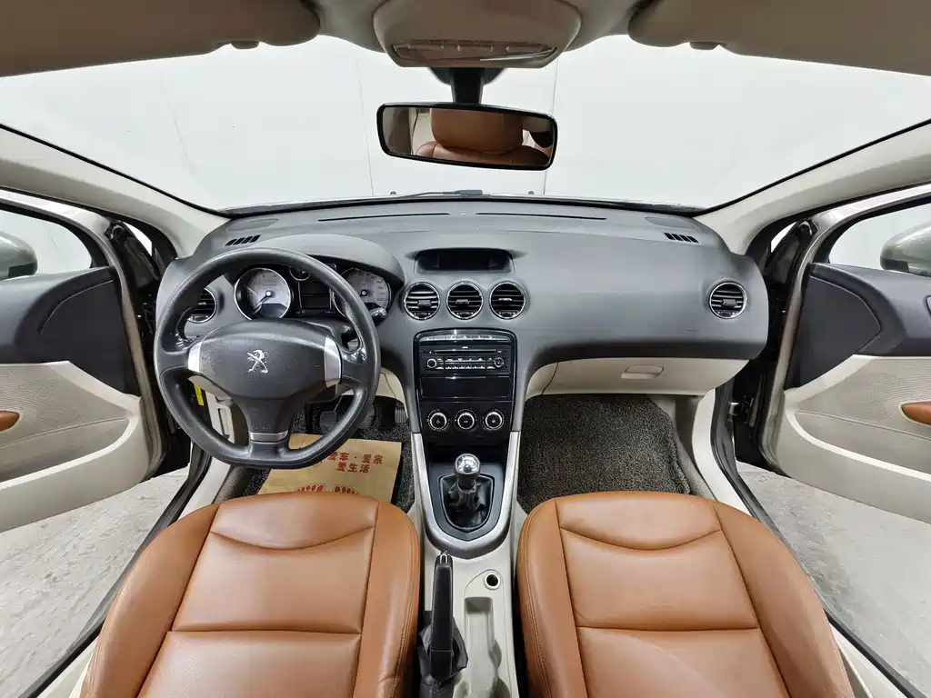 Peugeot 408 2013 1.6L MT Comfort