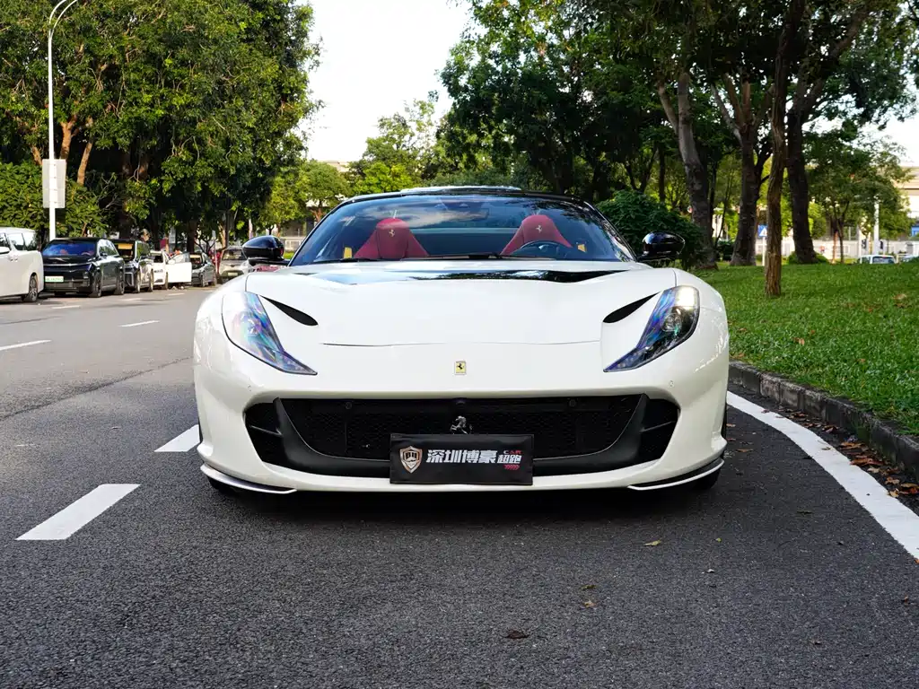 FERRARI  812