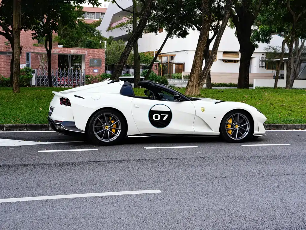 FERRARI  812