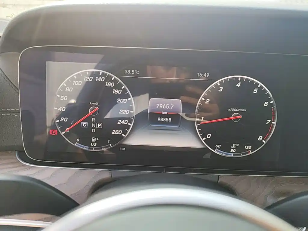 Mercedes-Benz E-Class — миниатюра 12