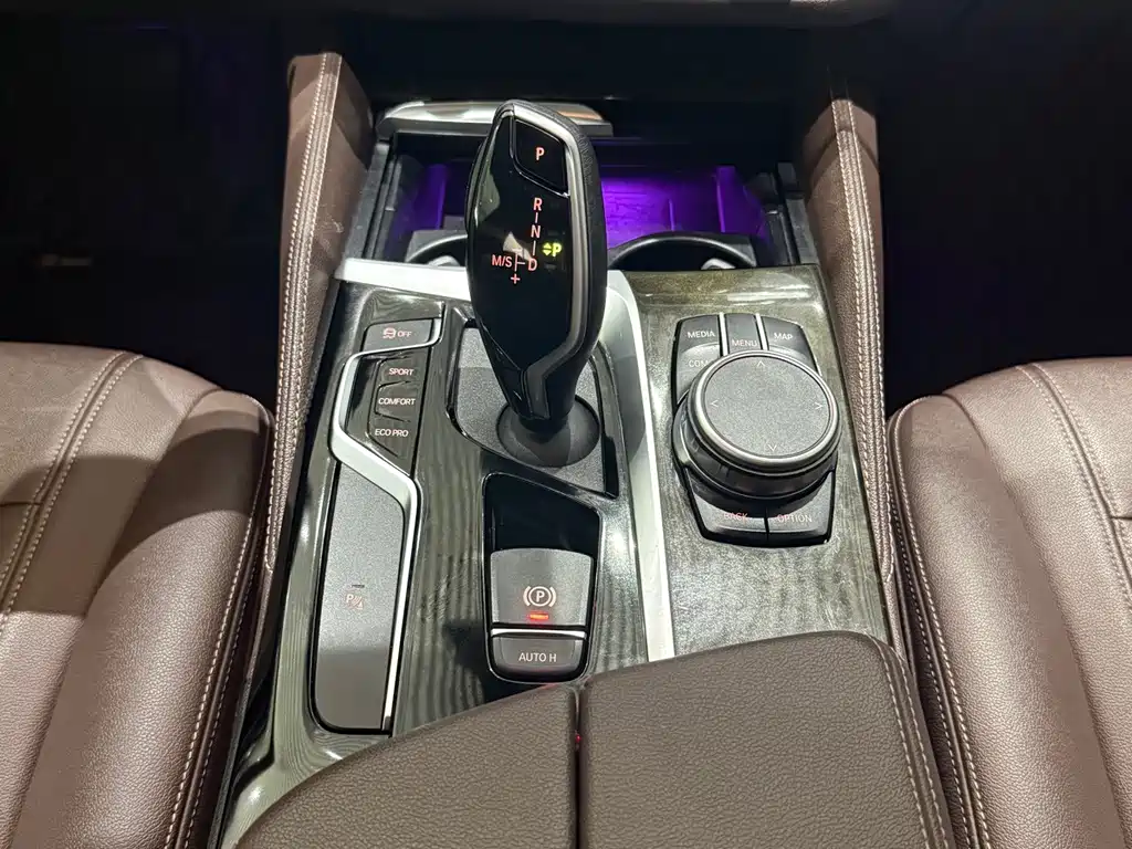 BMW 5 Series — миниатюра 12