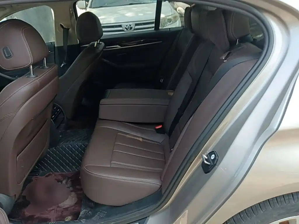BMW 5 Series — миниатюра 17
