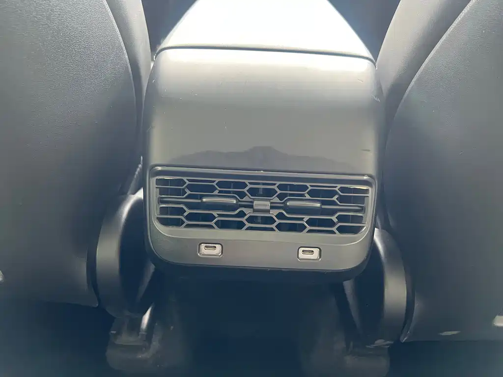 Tesla Model Y — миниатюра 15