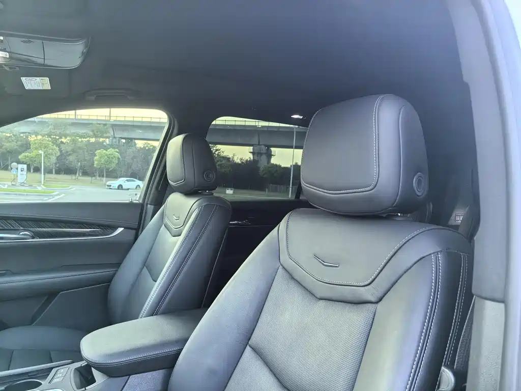Cadillac XT6 2022 2.0T мест Luxury