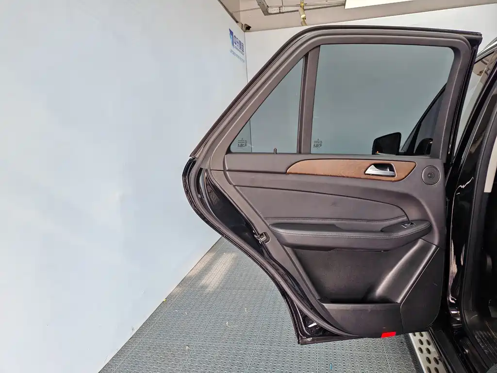 Mercedes-Benz GLE (Import) — миниатюра 14