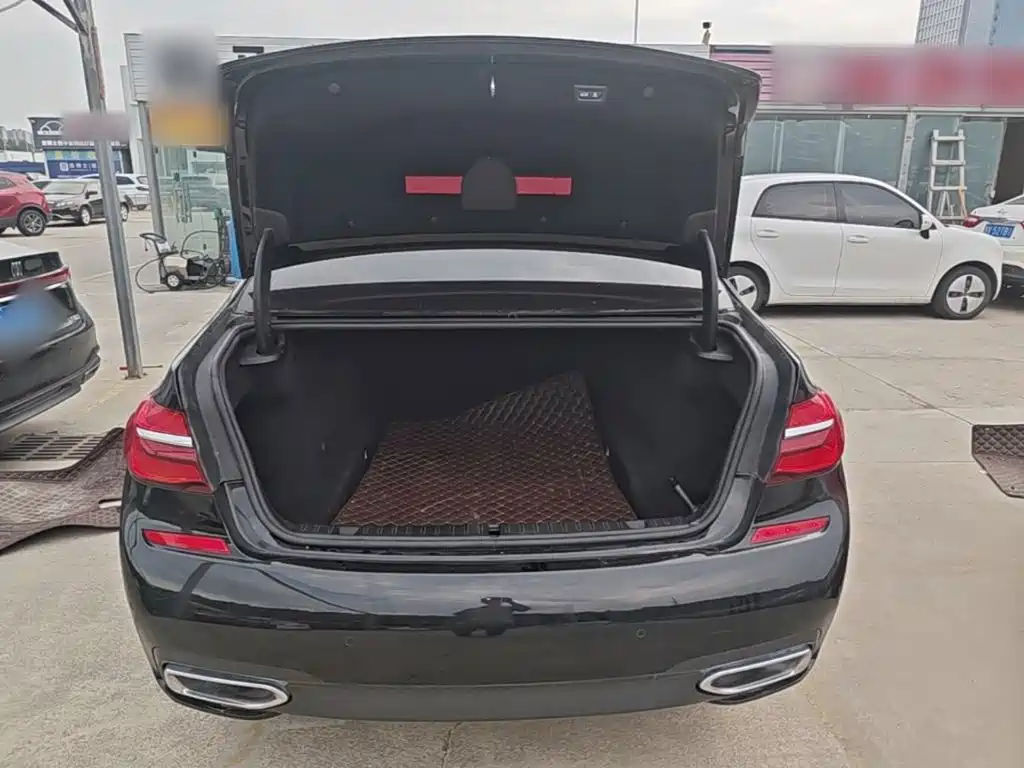BMW 7 Series — миниатюра 19