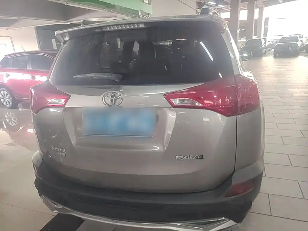 Toyota RAV4 — миниатюра 6