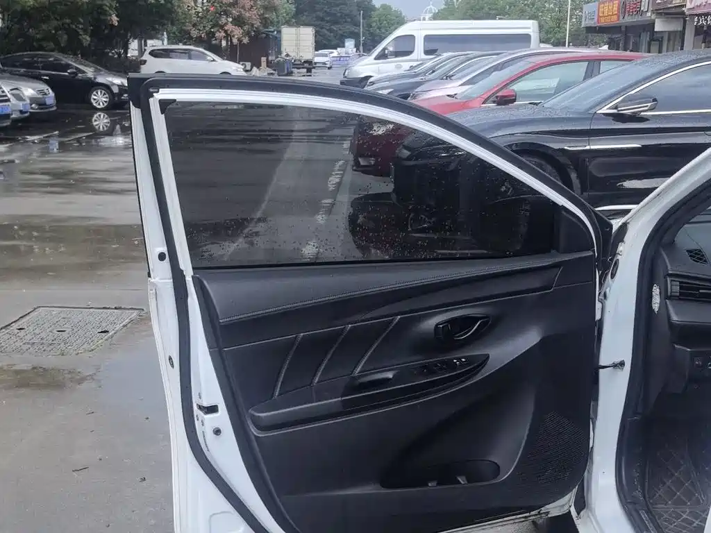 Toyota Yaris L — миниатюра 8