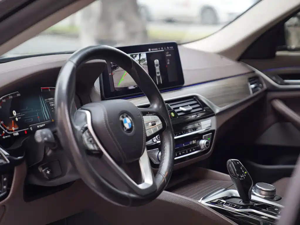 BMW 5 Series — миниатюра 12