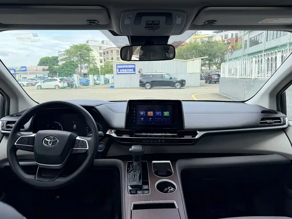 Toyota Granvia — миниатюра 11