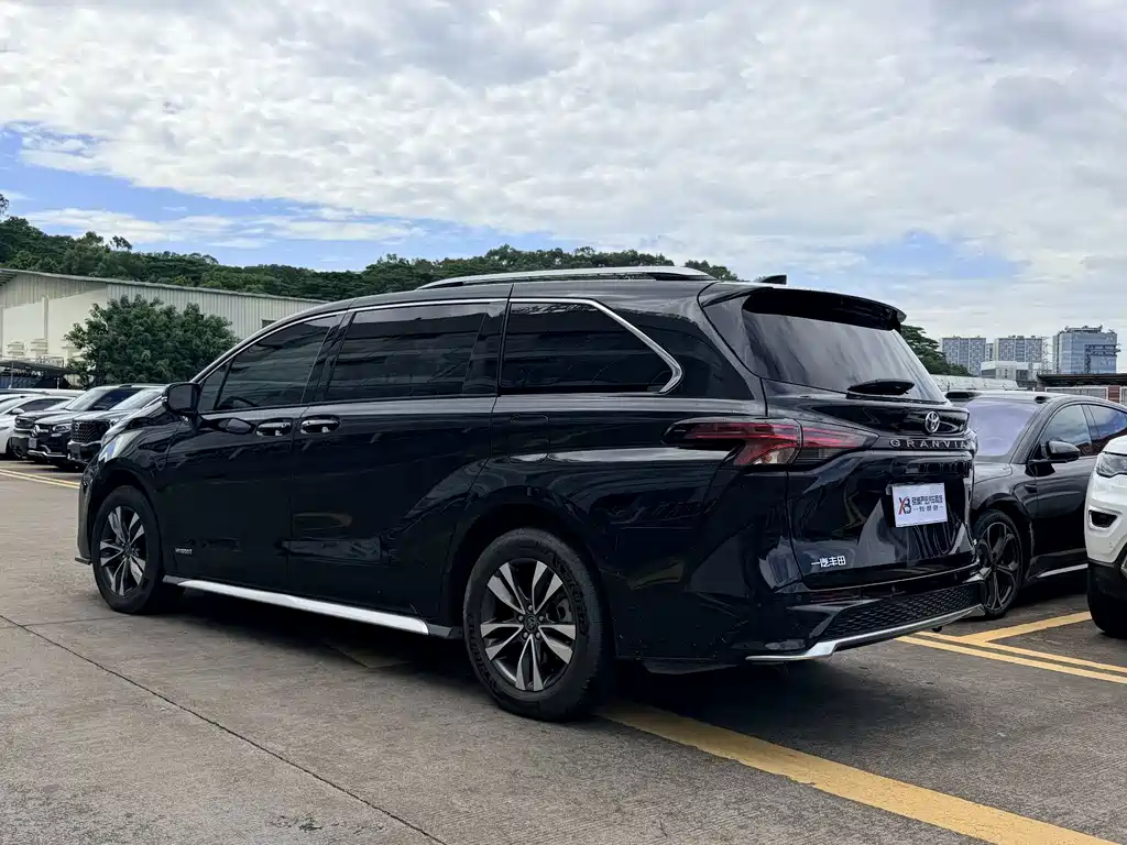 Toyota Granvia — миниатюра 6