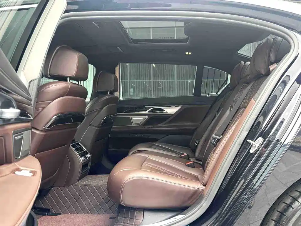 BMW 7 Series — миниатюра 8
